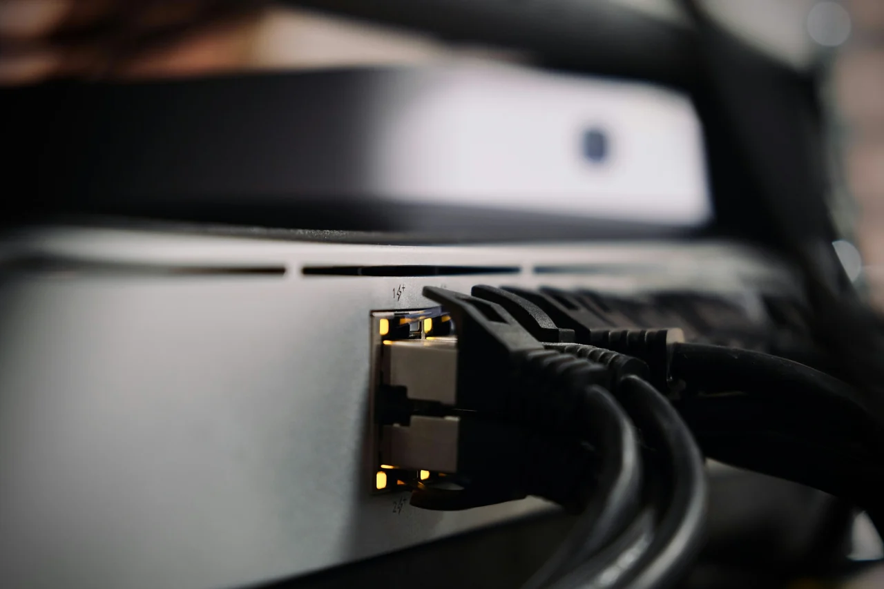 Cabos Ethernet conectados a equipamento físico de rede.