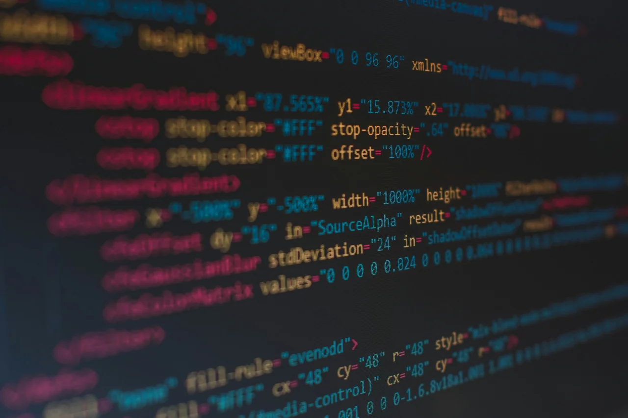 Fotografia de uma tela com código de desenvolvimento de software.