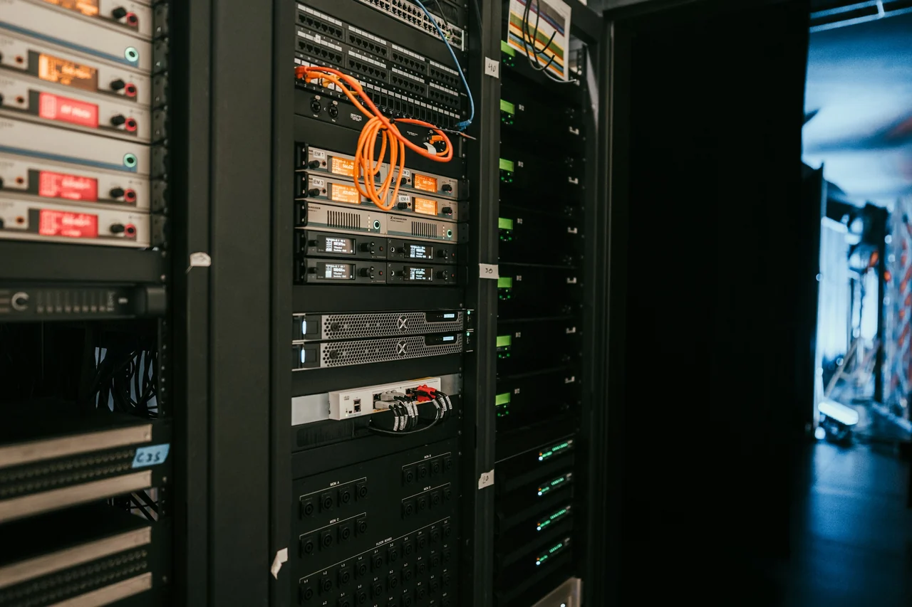 Rack de servidores e equipamentos de rede em um datacenter.
